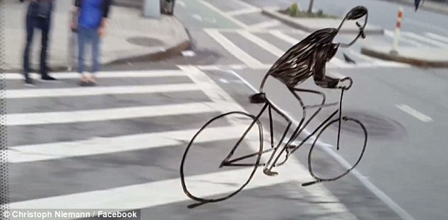Nét vẽ sống động người đàn ông đạp xe.