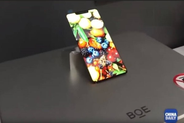  Màn OLED theo thiết kế của iPhone X mà BOE đã sản xuất thử nghiệm. 