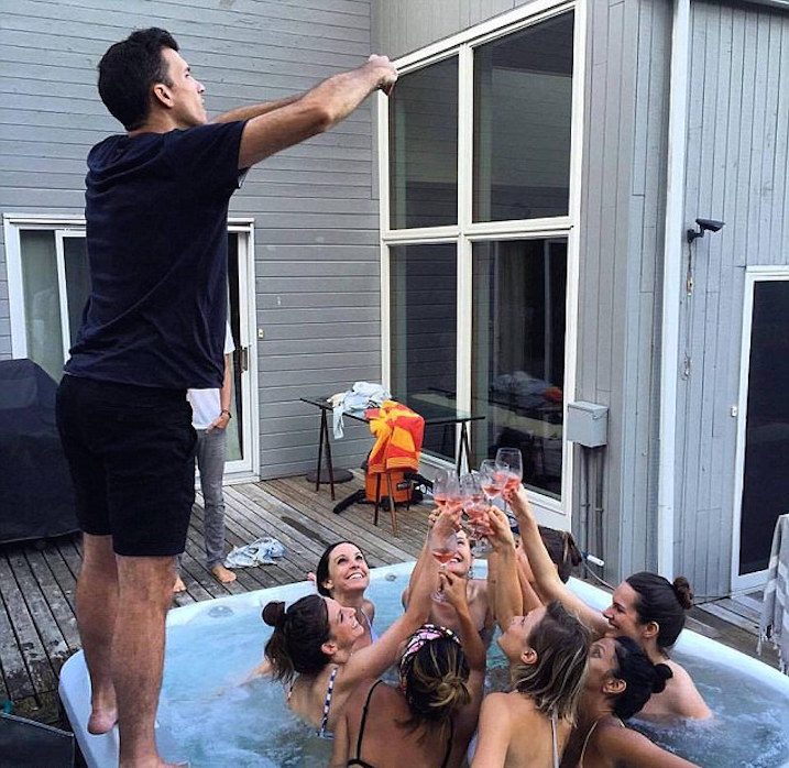  Chấp chới b&ecirc;n th&agrave;nh bồn tắm cũng kh&ocirc;ng th&agrave;nh vấn đề! Nhiều likes l&agrave; được! 