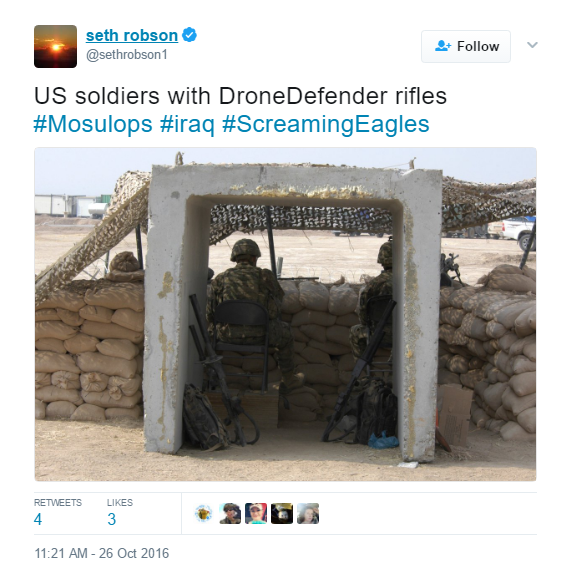  Những người lính Mỹ với khẩu súng chống drone. 
