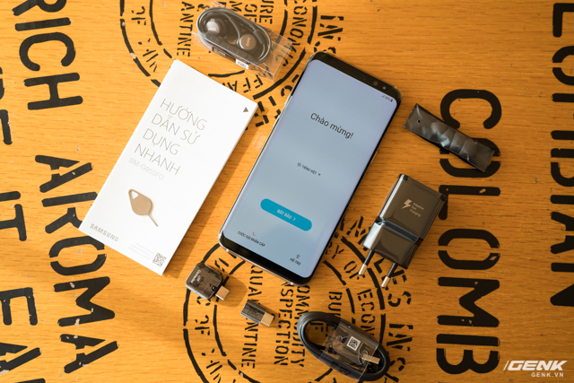  Trọn bộ phụ kiện kèm theo Galaxy S8 : sạc, cáp, tai nghe AKG, nút tai nghe, đầu chuyển USB Type-C sang micro USB, đầu kết nối OTG, sách hướng dẫn bằng tiếng Việt và que chọc SIM. 