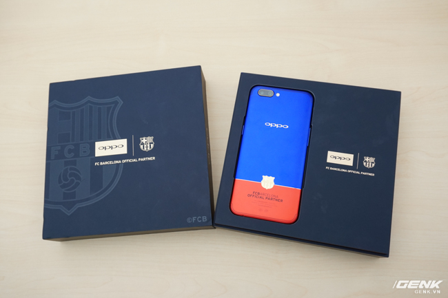  Vì là phiên bản đặc biệt nên hộp sản phẩm cũng được thiết kế mới, vỏ hộp được đặt logo OPPO cùng Barcelona. 