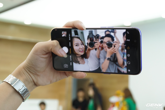  OPPO luôn chú trọng đến camera selfie trong sản phẩm của mình, thế nên chiếc R11 này cũng không là ngoại lệ, máy được trang bị cảm biến đến 20 MP cùng thuật toán làm đẹp Beauty 4.0 phục vụ nhu cầu “tự sướng” cho người dùng tốt hơn. 