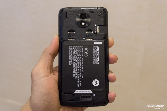 Mặt lưng của Moto C Plus có thể tháo rời, để lộ pin và các khe cắm SIM cùng thẻ nhớ. Với cách thiết kế này, người dùng sẽ dễ dàng thay thêm pin dự phòng và sử dụng thoải mái cả ngày mà không lo ngại hết pin. Hơn nữa, viên pin dung lượng đến 4.000 mAh cũng là điểm nhấn chú ý trên chiếc điện thoại này. 