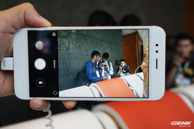  Trên Mi A1, Xiaomi sử dụng ứng dụng camera của riêng mình thay vì của Google (do Google Camera chưa hỗ trợ camera kép). Ứng dụng của Xiaomi cho phép người dùng chuyển giữa hai camera, phục vụ cho tính năng zoom quang học 