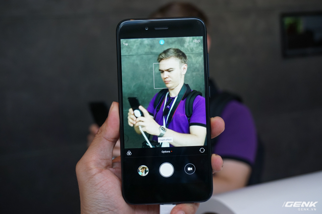  Một tính năng khác thu hút được nhiều sự chú ý hơn của cụm camera kép trên Mi A1 là chụp ảnh xóa phông. Theo Xiaomi, Mi A1 cho chất lượng xóa phông thậm chí còn vượt trội hơn cả OnePlus 5 và iPhone 7 Plus 