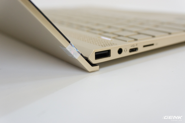 Bản lề nâng đặc trưng của dòng laptop đến từ HP. 