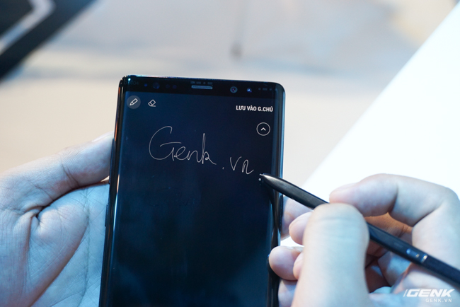  Tuy nhiên, màn hình Always On của Galaxy Note8 năm nay còn có thêm tính năng mới mà chưa sản phẩm nào có được: tận dụng bút S Pen để ghi chú hoặc vẽ lên ngay màn hình khoá, cực kỳ tiện lợi. 