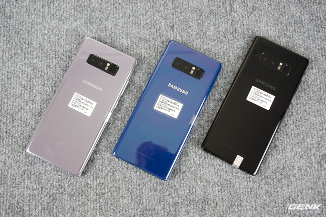  3 chiếc Galaxy Note8 với 3 màu sắc khác nhau, từ trái qua phải: Xám Phong Lan, Xanh Biển Sâu và Đen. Được biết, những chiếc điện thoại này đều xách tay từ nhà mạng LG U của Hàn Quốc, sử dụng vi xử lý Exynos 8895 tốc độ 2,3 GHz. 