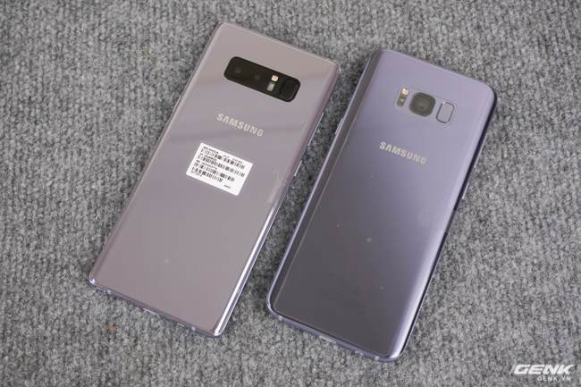  So màu Xám Phong Lan giữa hai phiên bản Galaxy Note8 và Galaxy S8 Plus. Có thể thấy rõ màu của Note8 hướng sang hồng nhiều hơn, còn trong khi đó S8 lại hướng sang tím nhiều hơn. 