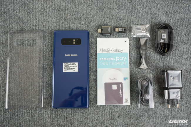  Cận cảnh và trọn bộ phụ kiện của Galaxy Note8 phiên bản Xanh Biển Sâu. Sản phẩm bao gồm cả ốp nhựa trong suốt, đầu chuyển USB Type-C - Micro USB, tai nghe, mút tai, cáp, củ sạc, sách hướng dẫn và phụ kiện ngòi thay cho S Pen. 