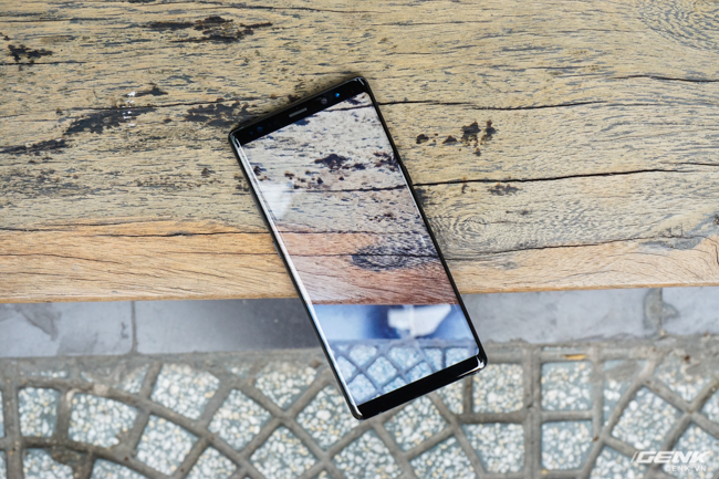  Galaxy Note8 có màn hình lớn hơn Galaxy S8 một chút (6,3 inch so với 6,2 inch), độ phân giải WQHD (2960x1440). 