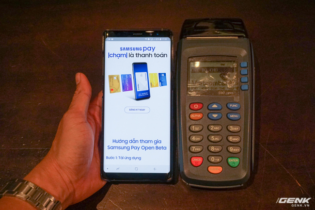  Máy cũng hỗ trợ Samsung Pay, giúp thanh toán bằng thẻ dễ dàng và nhanh chóng hơn. Chúng tôi sẽ làm bài trải nghiệm Samsung Pay này trong thời gian tới. 