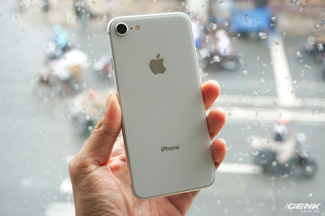  Đây là chiếc iPhone 8 phiên bản màu bạc 