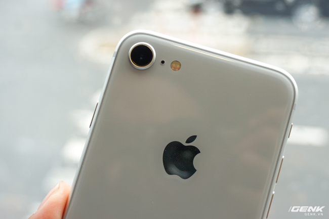  Năm nay, Apple đã chuyển sang sử dụng chất liệu kính thay cho kim loại 