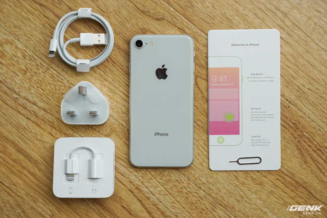  Phụ kiện của iPhone 8 tương tự như iPhone 7, bao gồm tai nghe EarPods cổng Lightning, adapter Lightning sang 3.5mm, củ sạc (không phải sạc nhanh), cáp Lightning, giấy HDSH và que chọc SIM 