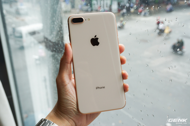  Đây là iPhone 8 Plus phiên bản màu Gold (vàng). Màu sắc này không mới, tuy nhiên trên iPhone 8 lại mang một sắc độ rất khác 