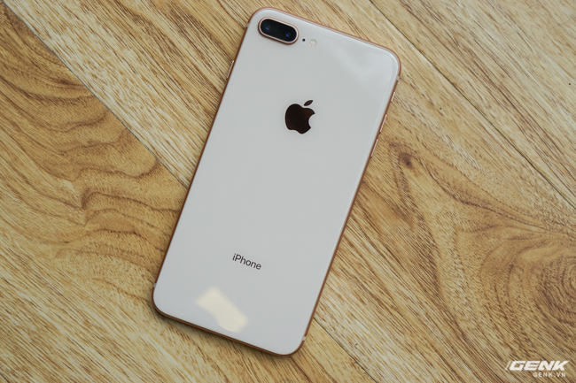  Nhìn chung, iPhone 8 Plus không phải là một bản nâng cấp quá đặc sắc so với iPhone 7 Plus, tuy nhiên người dùng vẫn sẽ bị thu hút bởi thiết kế đôi chút khác biệt, camera kép chụp ảnh với nhiều hiệu ứng hơn và màu Gold mới độc đáo 
