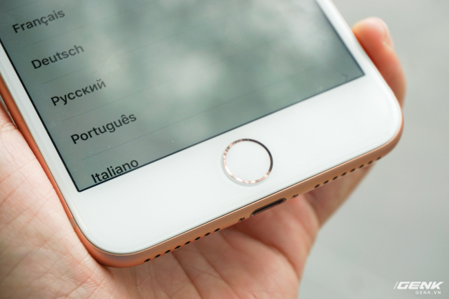  Khác với iPhone X, iPhone 8 Plus vẫn sở hữu cảm biến vân tay Touch ID 