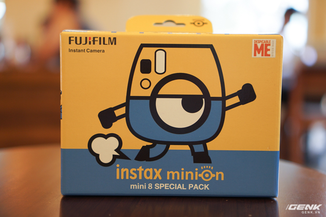 Mở hộp máy chụp ảnh lấy liền Fujifilm Instax Mini 8 phiên bản Minion, nhí nhố và độc đáo hơn - Ảnh 1.