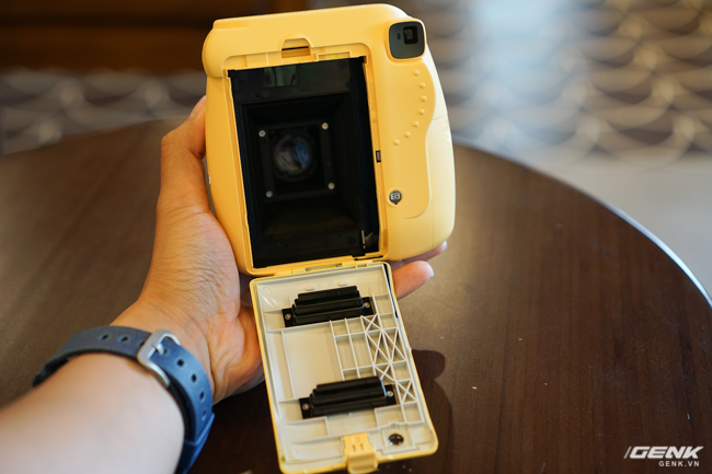 Mở hộp máy chụp ảnh lấy liền Fujifilm Instax Mini 8 phiên bản Minion, nhí nhố và độc đáo hơn - Ảnh 10.