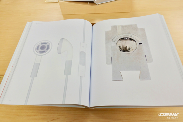  Hình ảnh trên sách là những sản phẩm do Apple thiết kế từ năm 1998 đến 2015. 