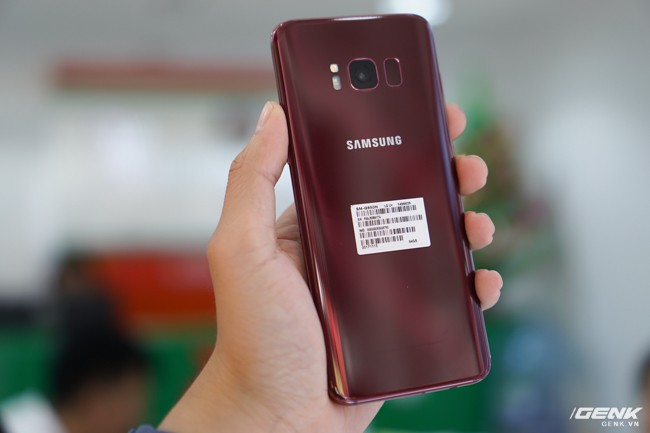 Trên tay Samsung Galaxy S8 phiên bản Burgundy Red tại Việt Nam: nhuộm tràn sắc đỏ yêu thương mùa Noel năm nay - Ảnh 7.