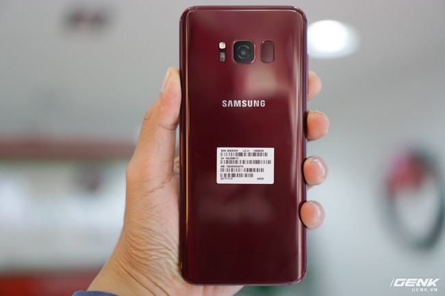 Trên tay Samsung Galaxy S8 phiên bản Burgundy Red tại Việt Nam: nhuộm tràn sắc đỏ yêu thương mùa Noel năm nay - Ảnh 6.