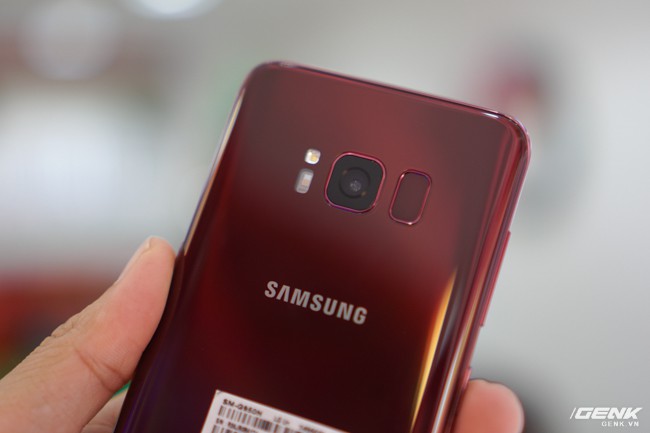 Trên tay Samsung Galaxy S8 phiên bản Burgundy Red tại Việt Nam: nhuộm tràn sắc đỏ yêu thương mùa Noel năm nay - Ảnh 12.