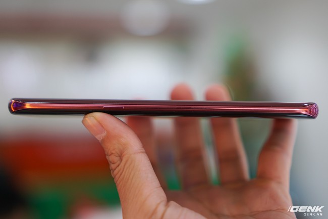 Trên tay Samsung Galaxy S8 phiên bản Burgundy Red tại Việt Nam: nhuộm tràn sắc đỏ yêu thương mùa Noel năm nay - Ảnh 9.