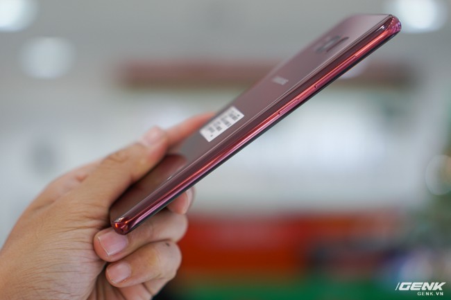 Trên tay Samsung Galaxy S8 phiên bản Burgundy Red tại Việt Nam: nhuộm tràn sắc đỏ yêu thương mùa Noel năm nay - Ảnh 8.