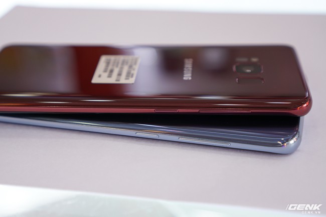 Trên tay Samsung Galaxy S8 phiên bản Burgundy Red tại Việt Nam: nhuộm tràn sắc đỏ yêu thương mùa Noel năm nay - Ảnh 17.