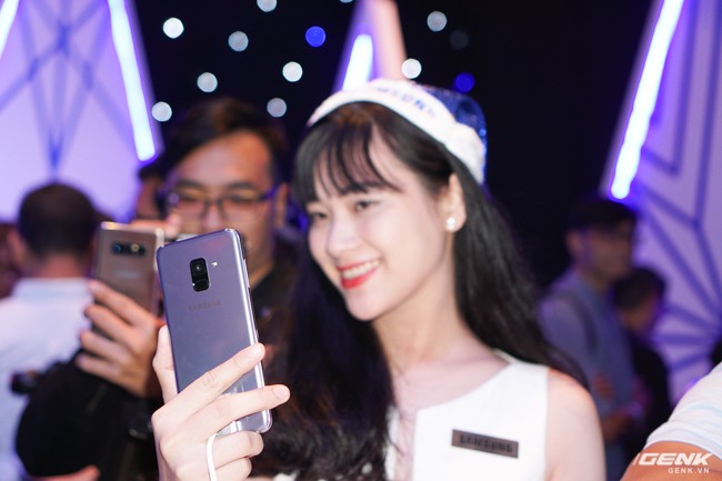 Bộ đôi Samsung Galaxy A8 (2018) và Galaxy A8 (2018) chính thức ra mắt tại thị trường Việt Nam: màn hình vô cực giống dòng S cao cấp, trang bị camera selfie kép, giá từ 10.990.000 đồng - Ảnh 6.