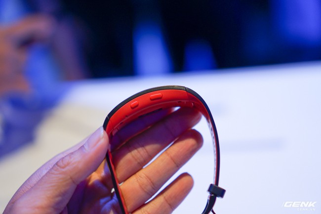 Samsung giới thiệu vòng đeo thông minh Gear Fit2 Pro: dùng màn hình cong Super AMOLED, kháng nước tốt hơn, giá 4,2 triệu đồng - Ảnh 5.
