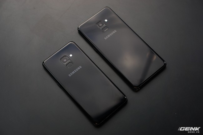  Cả 2 chiếc điện thoại này đều sử dụng thiết kế 2 mặt kính bóng bẩy, đặt trên bàn có màu tối sẫm như thế này trông thực sự ấn tượng, có cảm giác rất lịch lãm và sang trọng, không thua gì dòng S cao cấp của Samsung. 
