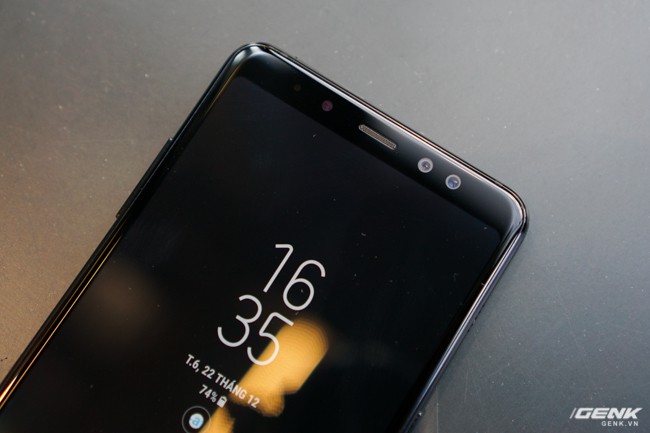  Galaxy A8 (2018) và Galaxy A8 (2018) là những chiếc smartphone đầu tiên được Samsung trang bị hệ thống camera kép trước với sự kết hợp của một cảm biến 16 MP và 8 MP cùng khẩu độ F/1.9. Theo đó, máy cho 2 khả năng selfie: góc rộng hoặc xoá phông vô cùng ấn tượng. 