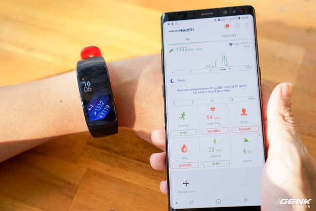 
 

Người dùng cũng có thể theo dõi hoạt động hàng ngày trên ứng dụng Samsung Health trên điện thoại Galaxy của mình, tất cả mọi thông tin đều được đồng bộ, rất tiện lợi.

 
