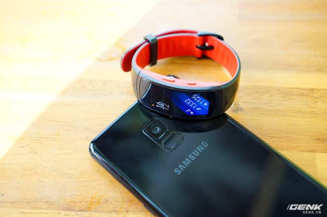  Vòng đeo mang tông màu đen-đỏ, nằm cạnh chiếc Galaxy A8 (2018) cũng sắp chính thức lên kệ cùng ngày. 