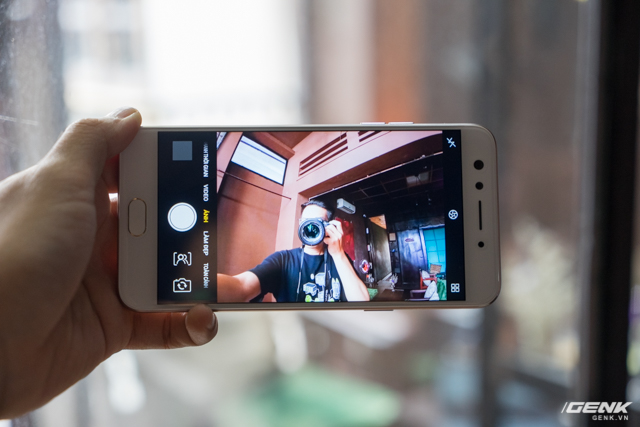  F3 vẫn tiếp tục được OPPO đánh mạnh vào khả năng selfie với camera kép ở mặt trước, gồm một camera độ phân giải cao 16MP phục vụ nhu cầu chụp ảnh selfie cơ bản, và một camera góc rộng (cho khung hình thu được rộng hơn gấp 2 lần so với camera selfie thông thường). 