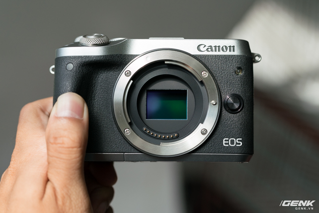  Canon EOS M6 trang bị cảm biến APS-C độ phân giải 24,2 MP. Hệ thống lấy nét Dual AF và chip xử lý DIGIC 7 giúp cho chiếc máy này hoạt động chính xác và hiệu quả hơn. EOS M6 có thể chụp liên tiếp 9 khung hình/giây và quay phim Full HD ở 60 fps. Ngoài ra dải ISO của máy được trải dài từ 100 đến 25.600. 