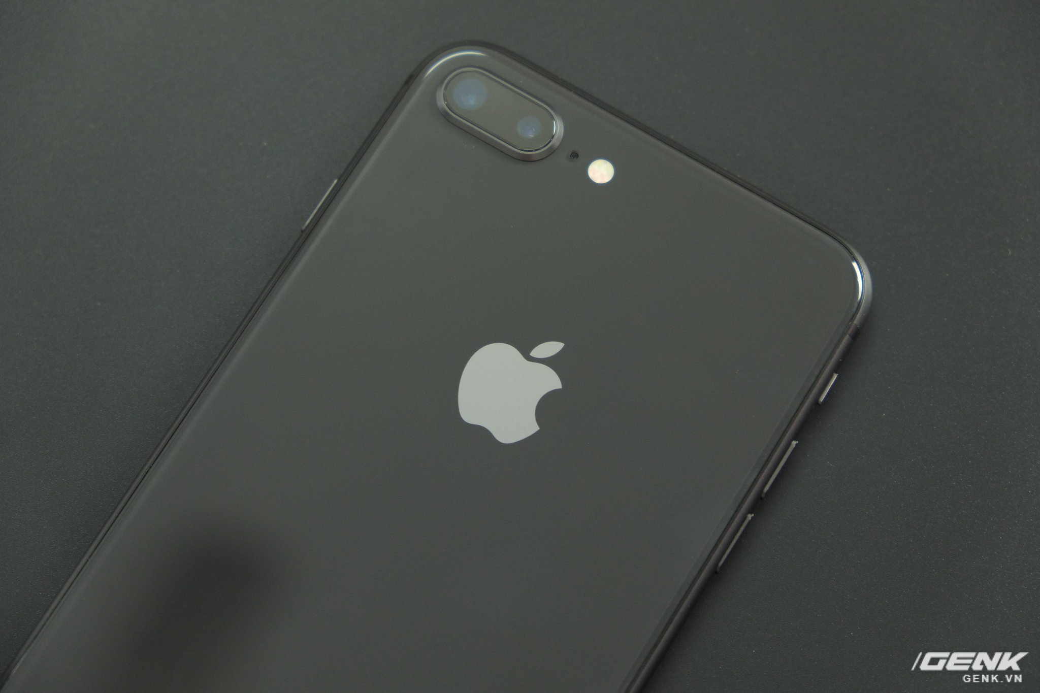  Thiết kế mặt lưng k&iacute;nh cũng cho ph&eacute;p Apple gỡ bỏ ho&agrave;n to&agrave;n dải anten l&agrave;m bằng nhựa ở mặt lưng 