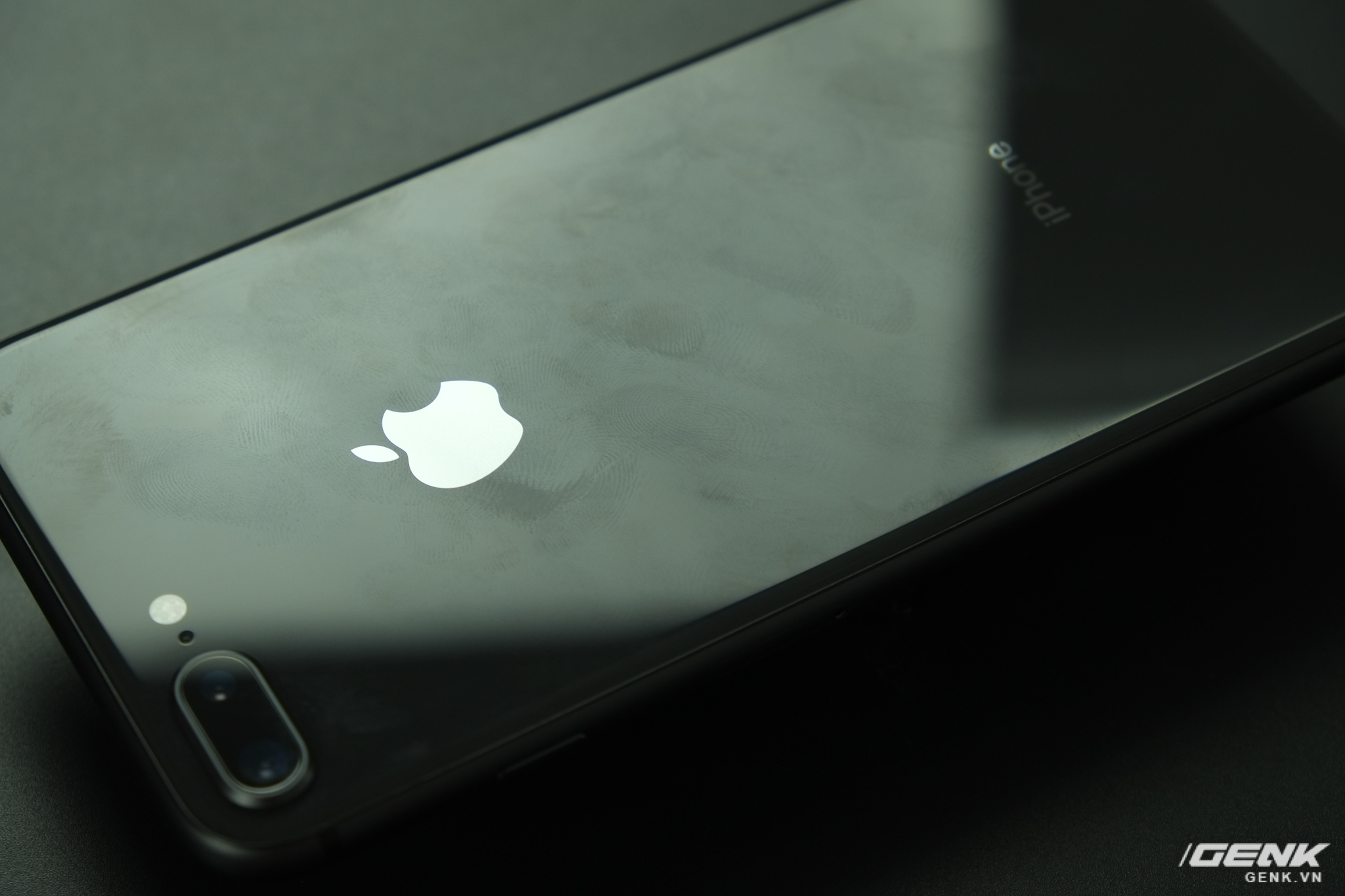  Một điểm yếu mu&ocirc;n thuở của smartphone vỏ k&iacute;nh l&agrave; việc n&oacute; dễ b&aacute;m dấu v&acirc;n tay. iPhone 8 Plus cũng tương tự như vậy 