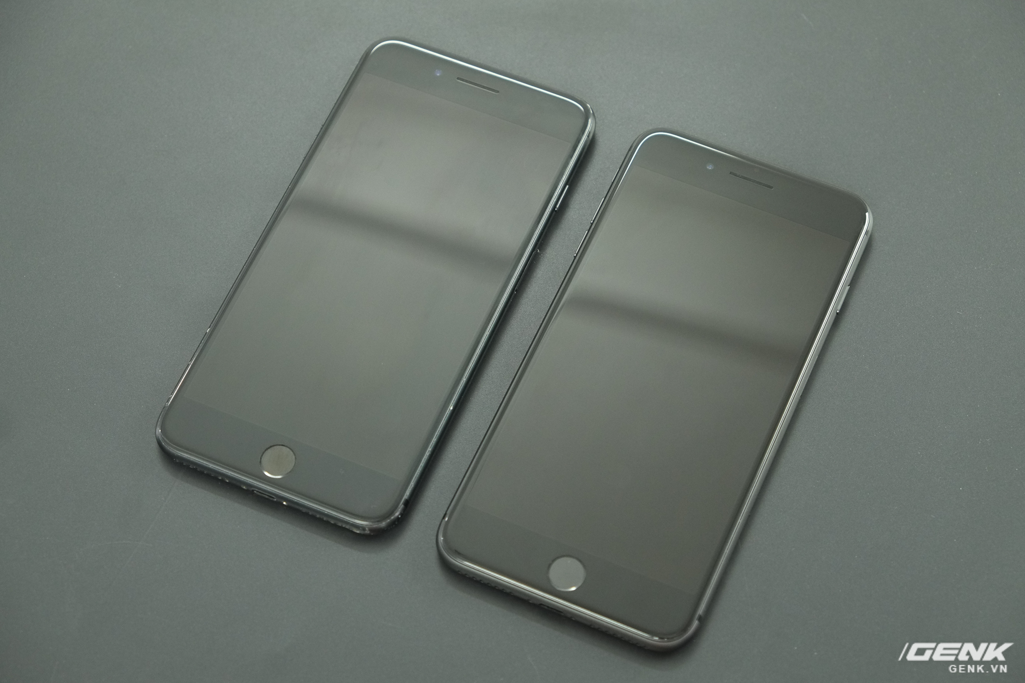  So s&aacute;nh với iPhone 7 Plus Black (tr&aacute;i), người d&ugrave;ng kh&ocirc;ng thể ph&acirc;n biệt với iPhone 8 Plus nếu chỉ nh&igrave;n từ mặt trước 