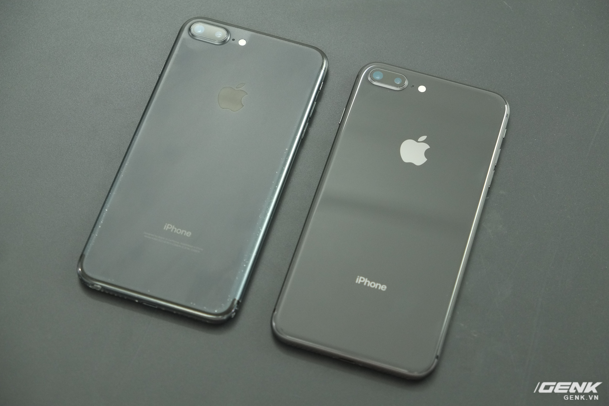  Nếu như m&agrave;u đen của iPhone 7 Plus hơi ngả xanh, th&igrave; m&agrave;u x&aacute;m của iPhone 8 Plus lại thật sự giống m&agrave;u đen hơn 