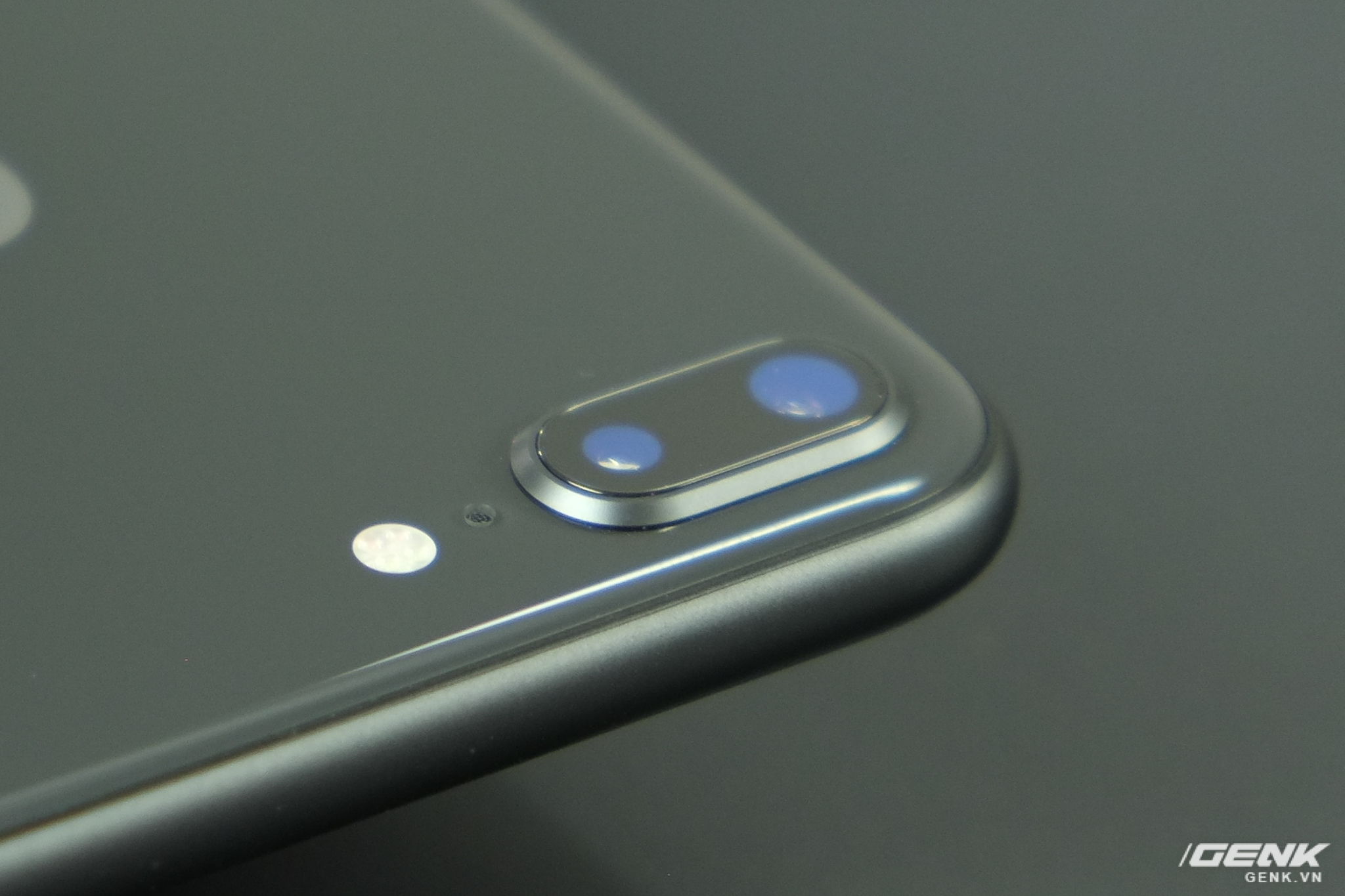  Bao bọc xung quanh cụm camera n&agrave;y l&agrave; một v&ograve;ng kim loại. Một điều kh&aacute; kỳ quặc l&agrave; phần k&iacute;nh lại nằm nh&ocirc; l&ecirc;n, khiến cho n&oacute; vẫn c&oacute; nguy cơ bị xước khi đặt l&ecirc;n bề mặt cứng 