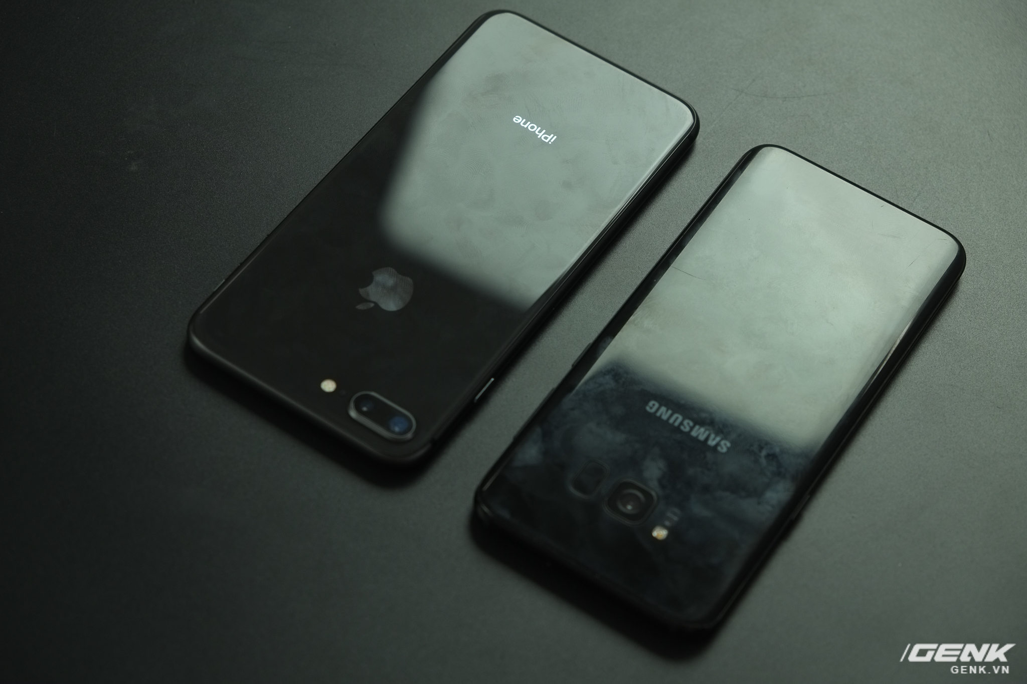  Tuy nhi&ecirc;n, S8  cũng b&aacute;m nhiều dấu v&acirc;n tay hơn iPhone 8 Plus 