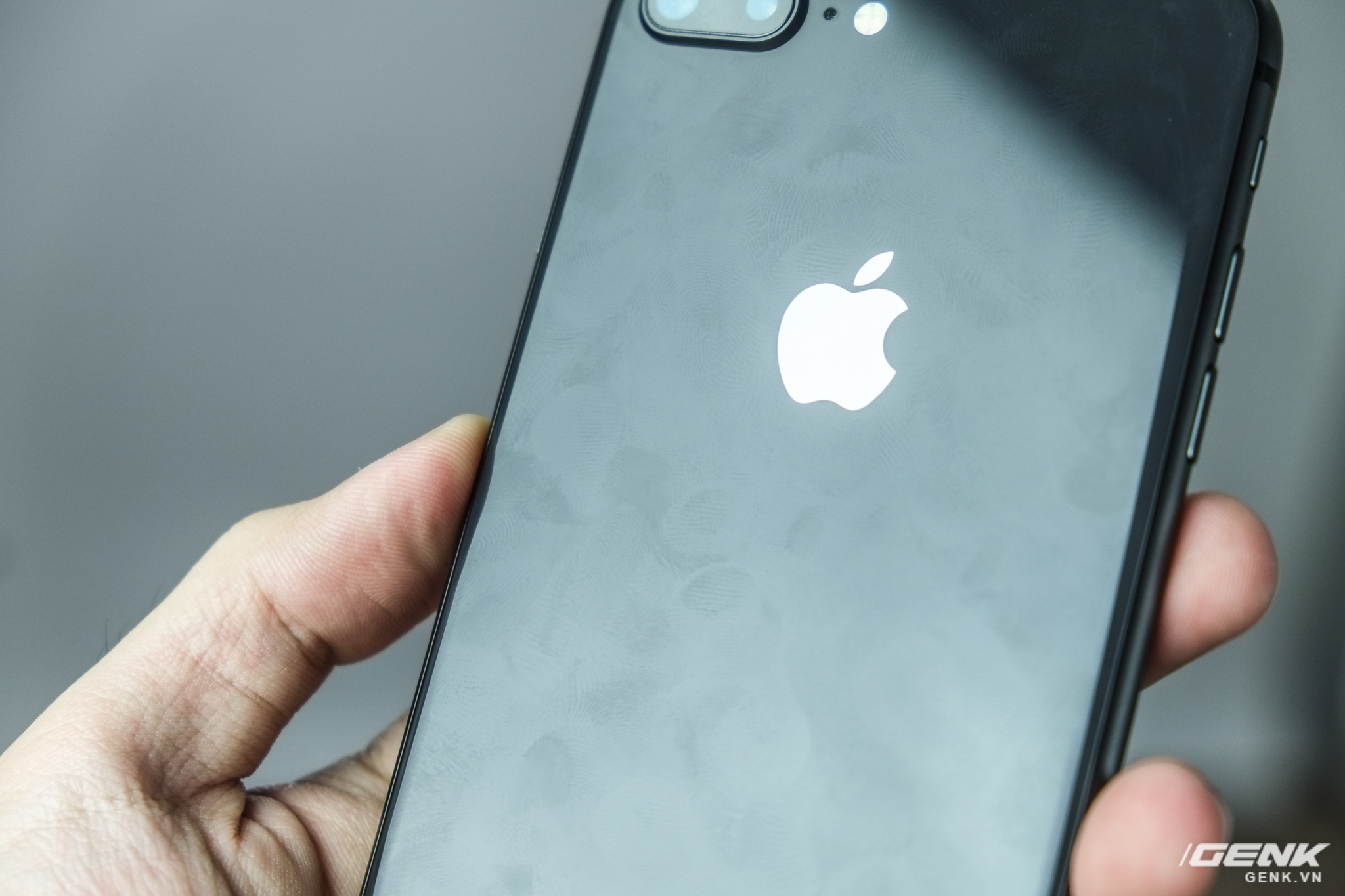  Chỉ sau &iacute;t ph&uacute;t cầm nắm, m&aacute;y đ&atilde; d&iacute;nh rất nhiều dấu v&acirc;n tay tr&ecirc;n bề mặt. Tuy nhi&ecirc;n, đ&acirc;y vẫn c&oacute; thể coi l&agrave; một sự cải thiện so với thảm họa Jet Black của iPhone 7/7 Plus năm ngo&aacute;i 