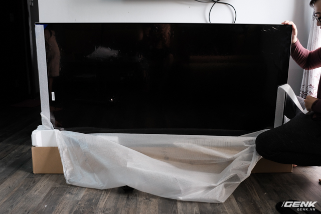  Nhân vật chính đã xuất hiện, TV này có kích thước đến 65 inch. 