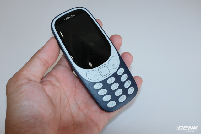  Đây là chiếc Nokia 3310 của chúng ta. Máy nằm gọn trong lòng bàn tay và có trọng lượng rất nhẹ (79g) 