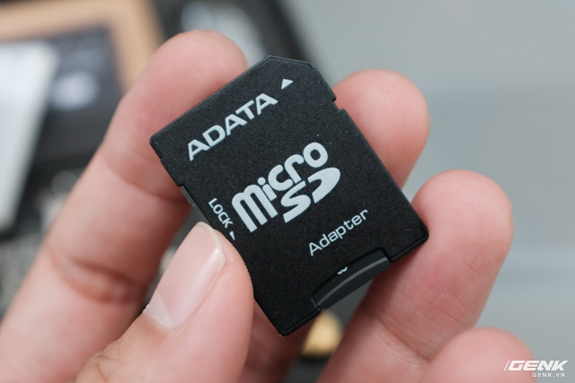  Thẻ nhớ kèm theo không phải SD mà lại là microSD gắn trong Adapter chuyển thành SD. 